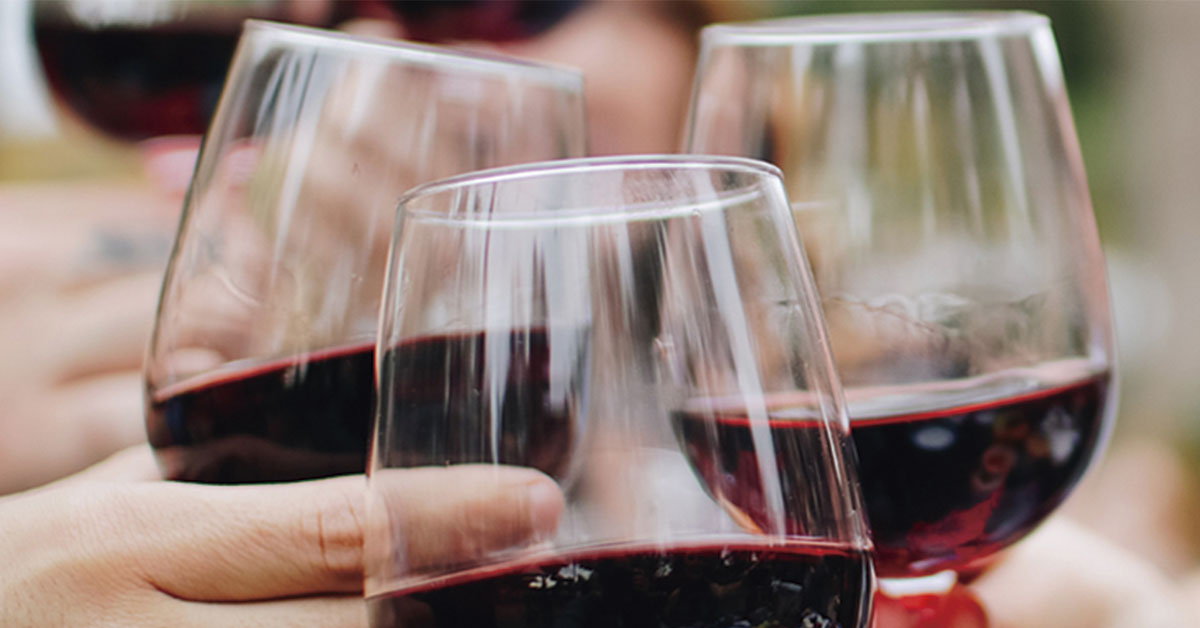 Vino para una cena con amigos