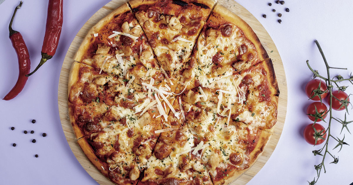 Pizza de queso, tomate y guindilla