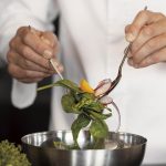 Chef preparando una ensalada