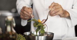 Chef preparando una ensalada