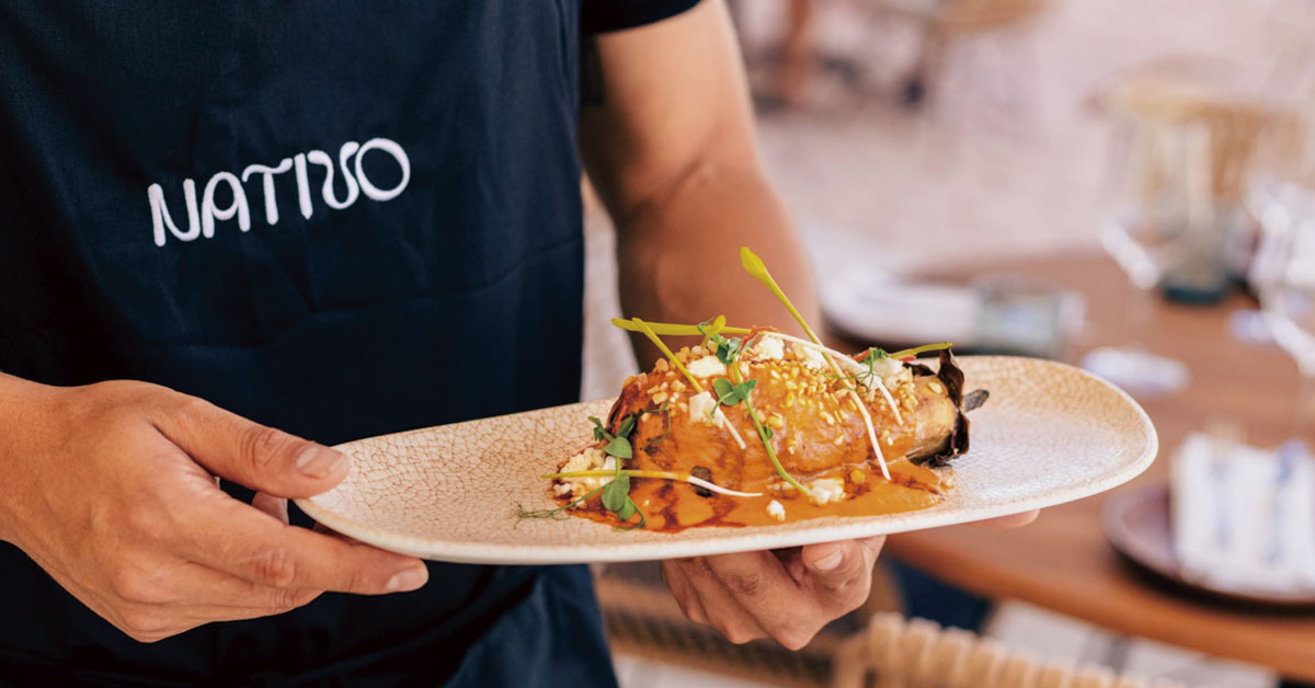 Waiter with a dish in the Humo Restaurant